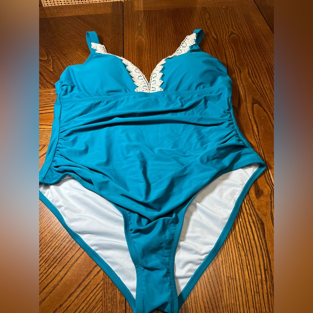 CUPSHE BLUE AND CREAM LACE ONE PIECE SWIMSUIT. NWT. SIZE 2X